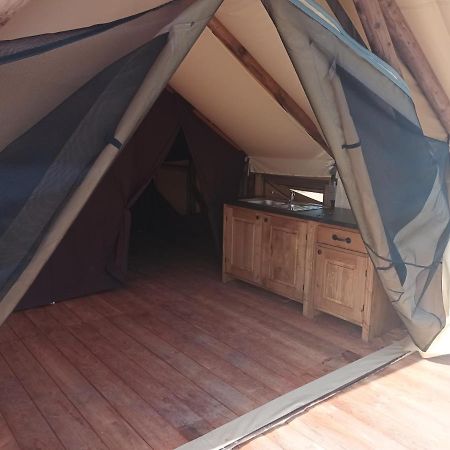 Tente Lodge Pour 5 Personnes En Bordure De La Riviere Allier Au Sein D'Un Petit Camping Saint-Yorre Eksteriør billede
