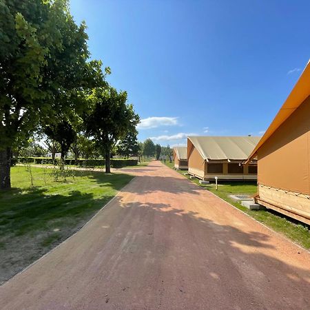 Tente Lodge Pour 5 Personnes En Bordure De La Riviere Allier Au Sein D'Un Petit Camping Saint-Yorre Eksteriør billede