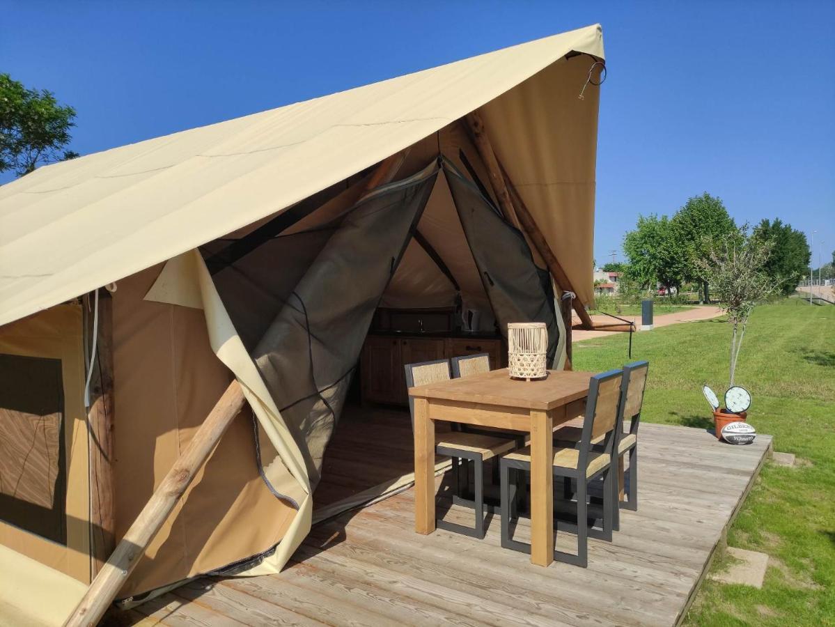 Tente Lodge Pour 5 Personnes En Bordure De La Riviere Allier Au Sein D'Un Petit Camping Saint-Yorre Eksteriør billede