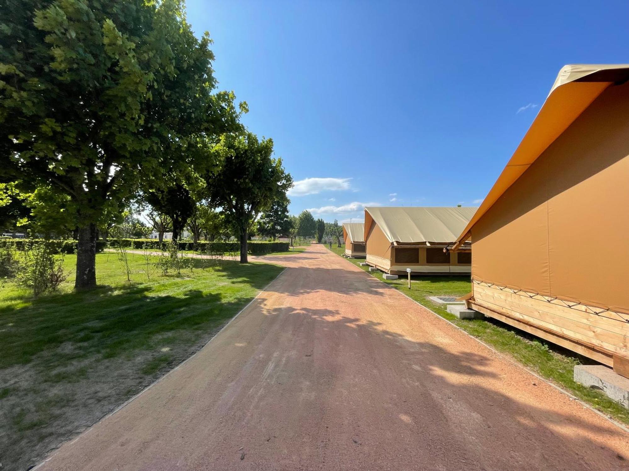 Tente Lodge Pour 5 Personnes En Bordure De La Riviere Allier Au Sein D'Un Petit Camping Saint-Yorre Eksteriør billede